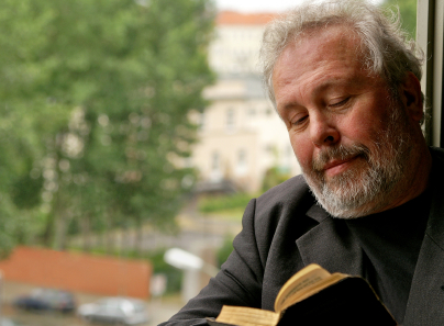 ein älterer Mann liest in der Bibel