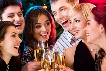 junge Leute stossen auf einer Party miteinander an