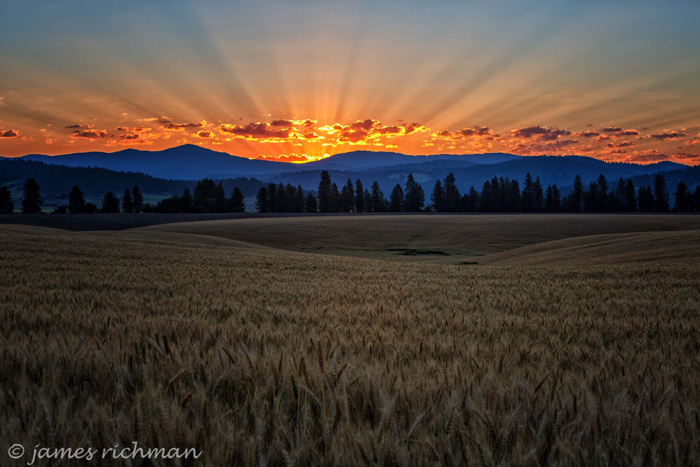 غروب الشمس على أفق جبلية جميلة (استخدمت الصورة بإذن من جيمس ريتشمان)