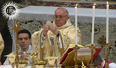 البابا فرنسيس يمسك برقاقة خبز