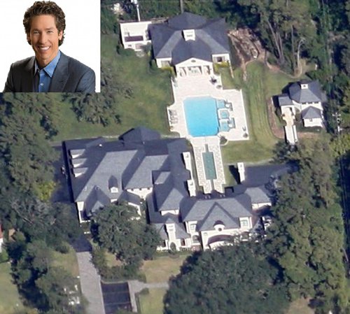 Le prêcheur (prédicateur) de l’évangile de prospérité, Joel Osteen, dirigant l’église Lakewood, une méga-église non confessionnelle charismatique, et sa femme Victoria Osteen habitent dans un palais flamboyant (résidence somptueuse) d'une valeur de 10,5 millions de dollars.