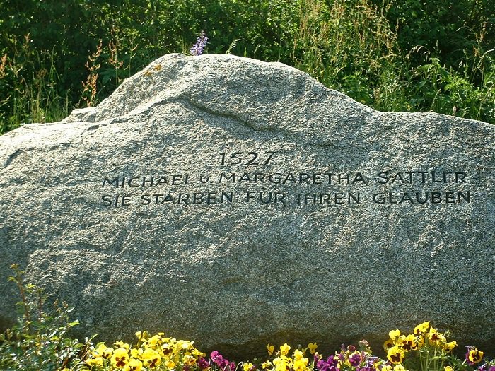 Un mémorial à Michael et Margaretha Sattler dit simplement: 