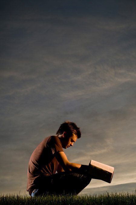 homme étudiant la Bible