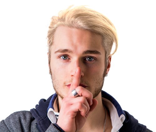 garçon, jeune homme blond aux yeux bleus, lycéen, faisant signe de garder le silence sur son secret d’utilisateur de pornographie, son addiction, et sa façon de voir le sexe opposé, altérant ses relations.