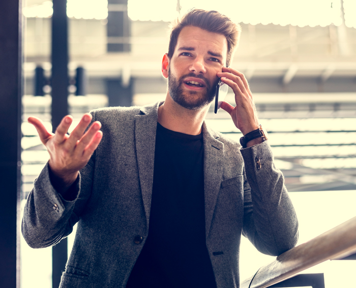 omme d’affaire élégament habillé et coiffé, au téléphone