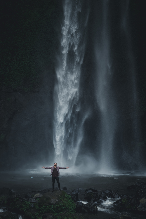 homem em uma cachoeira