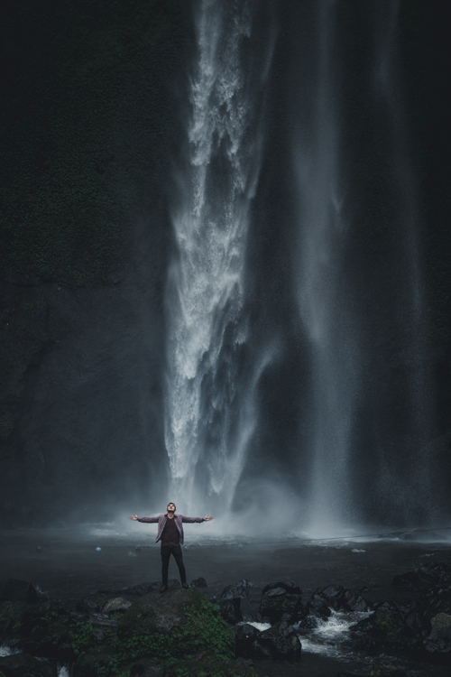 hombre en la cascada