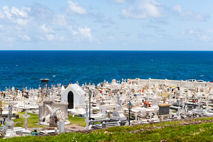 cimetière, en bord de mer, horizon et ciel bleu nuages blancs