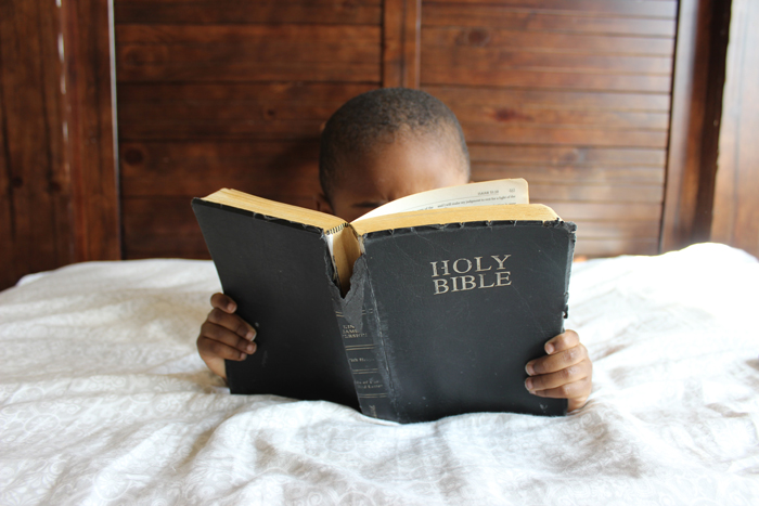 čtení Bible v posteli