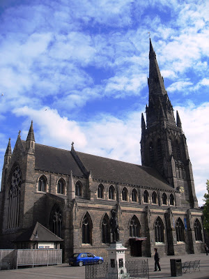 Igreja de Santa Maria e a Praça do Mercado em Lichfield hoje