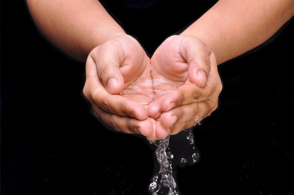 bebendo água com mãos em concha