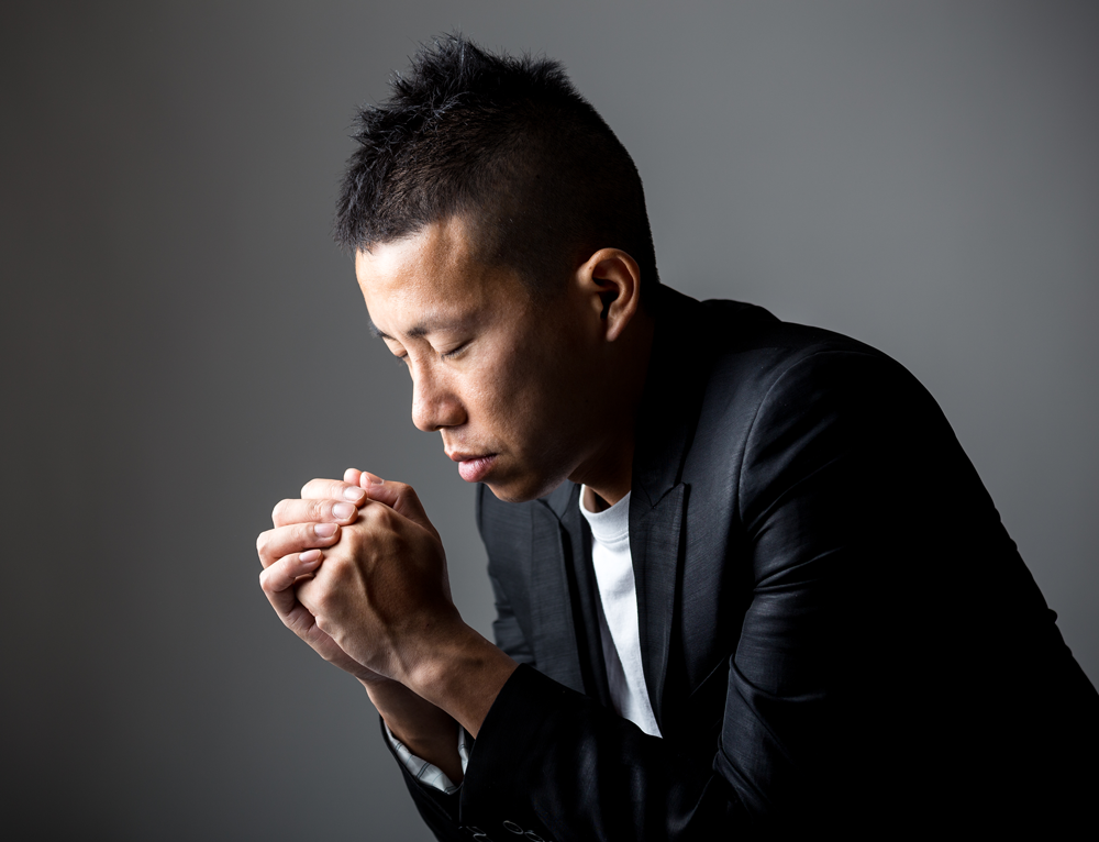 homem joven orando