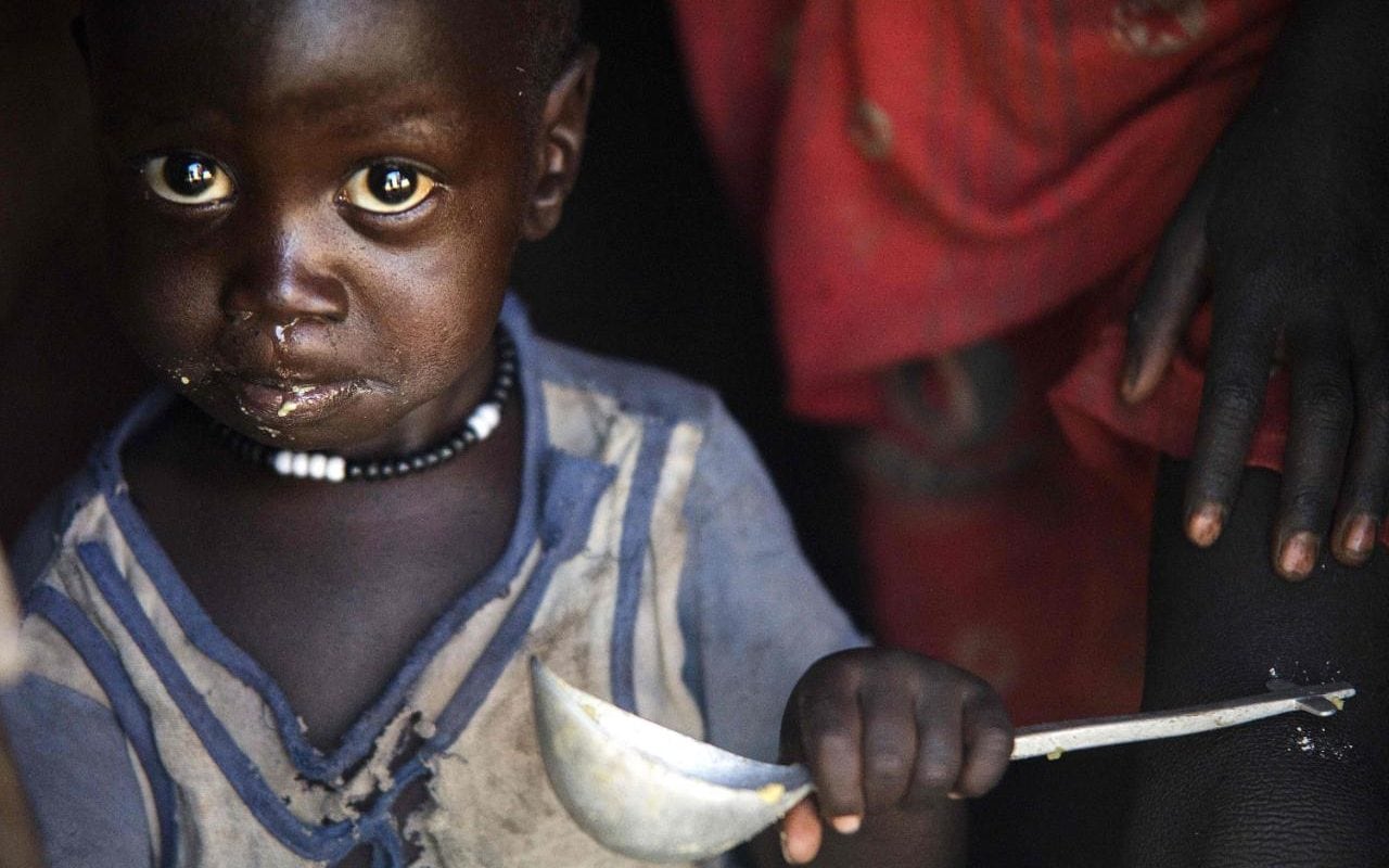 garçon-africain-affamé