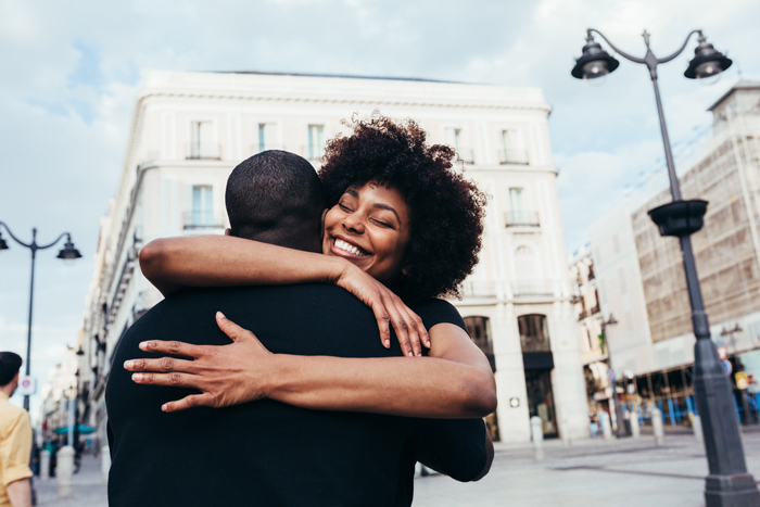 feliz-casal-afro-americano-abraçando