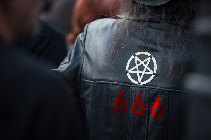 sinal-de-pentagrama-satânico-em-uma-jaqueta-de-couro