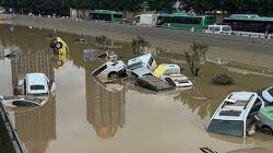 'It was hard to breathe': China flood terror as train carriage submerged