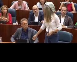 Madrid City Council member Mar Espinar rips into the Madrid's regional president for her decision to remove Palestinian flags from schools and raises a Palestinian flag in defiance.