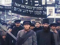 This is Russia, 1917, and those are communist jews.  The sign reads:  “Proletarians of all countries, unite!” (a Yiddish rendition of the famous slogan from The Communist Manifesto). The death of 60 million Christians ensued, which has been hidden from our history books.